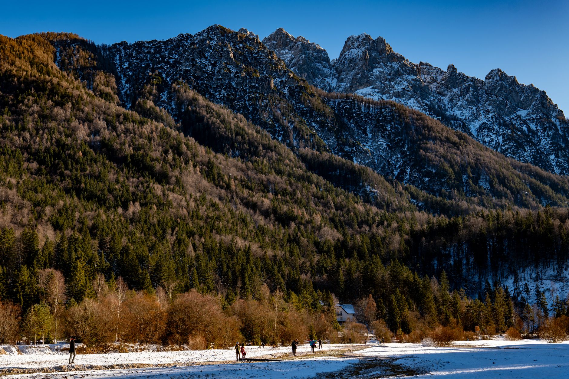 Pohodnik na planinski poti, Julijske Alpe